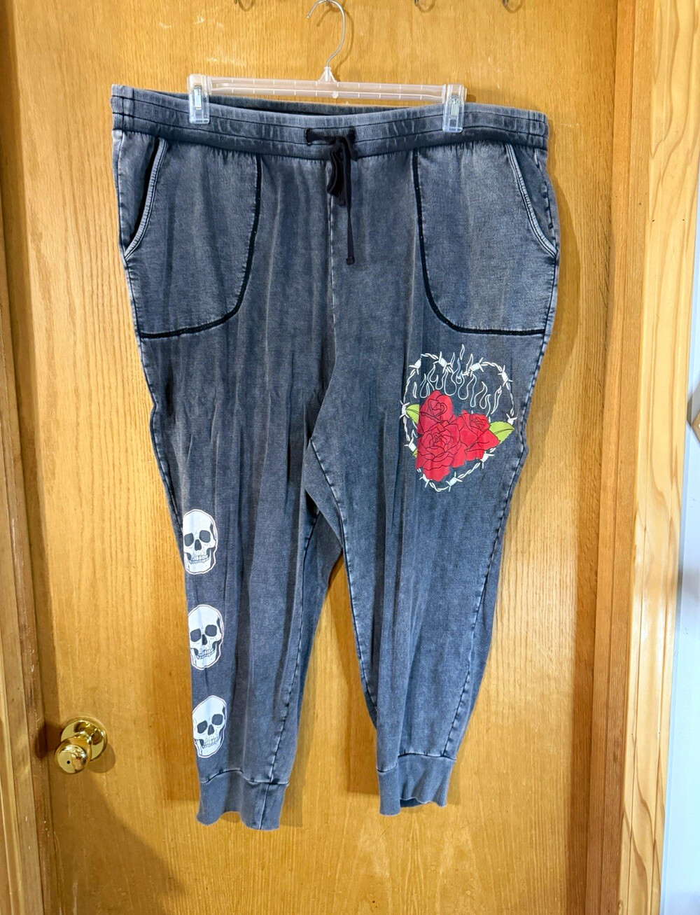 LoveSick Women's Gray Skull & Rose Graphic Jogger Pants Size 4 Drawstring